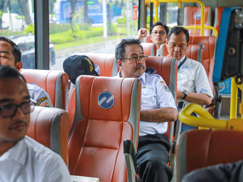 BAKAL LEBIH SERING: Wagub Jakarta Rano Karno saat naik Transjakarta usai turun dari MRT. Dirinya bakal lebih sering naik angkutan umum saat berdinas. (Foto: Beritajakarta.id)
