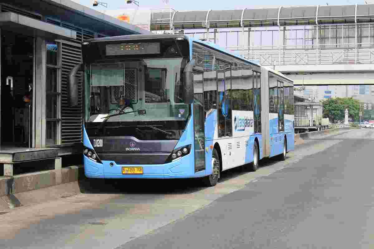 WAJIB NAIK: Potret Transjakarta di salah satu halte. Pemprov DKI Jakarta resmi mewajibkan seluruh pegawainya menggunakan angkutan umum saat berdinas setiap hari Rabu. (Foto: Pemprov Jakarta)