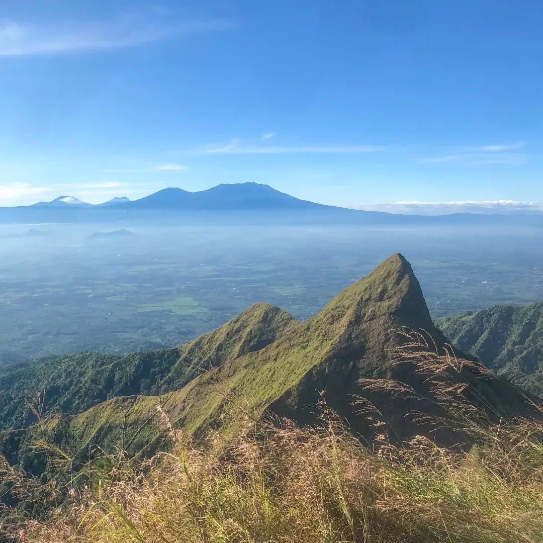 JUJUGAN PENDAKI: Gunung Saeng yang berada di Kecamatan Binakal, Kabupaten Bondowoso. (Foto: Ig @gunungsaeng.via.sumberwaru)