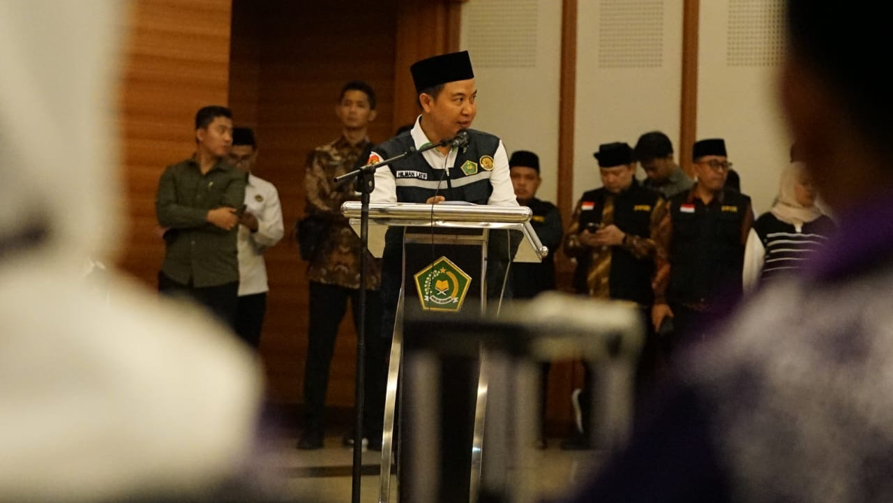 WANTI_WANTI: Direktur PHU Kemenag RI Hilman Latief saat memberikan sambutan pelepasan jemaah haji di Jakarta, Kamis malam (1/5/2025). (Foto: Kemenag RI)