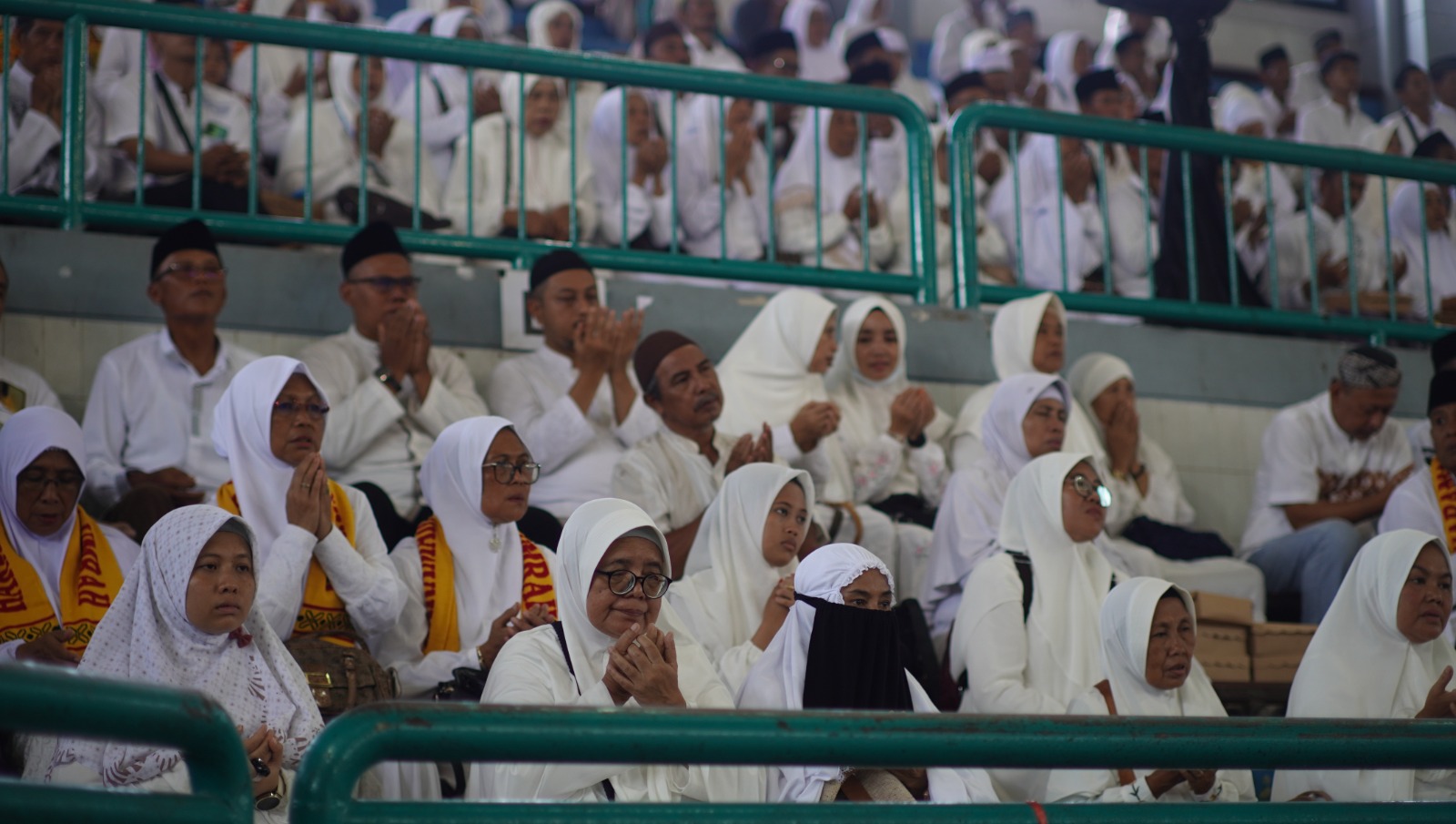 BERDOA: Ribuan calon jemaah haji Jember Saat mengikuti doa bersama Dan pelepasan jemaah di GOR PKPSO Kaliwates, Sabtu (3/5/2025). (YULIO FA/RJ)
