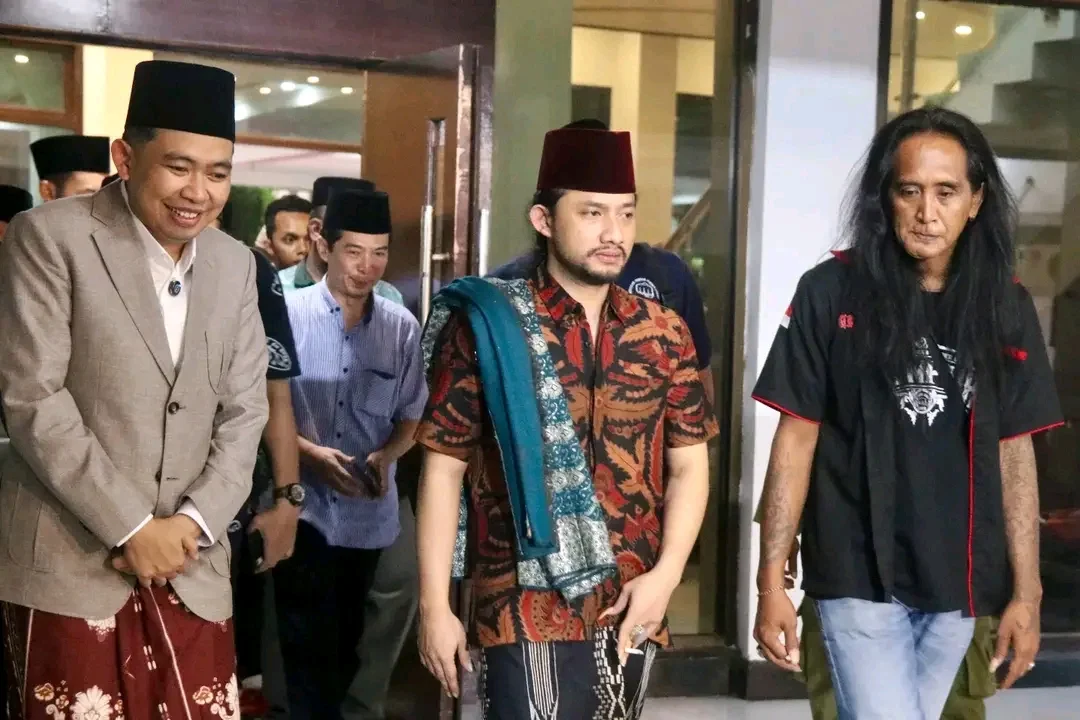 AKRAB: Bupati Gus Fawait menerima lawatan Gus Thuba, di sela-sela semaan Alquran dan dzikrul ghofilin, Sabtu (3/5). (Foto Diskominfo Jember)