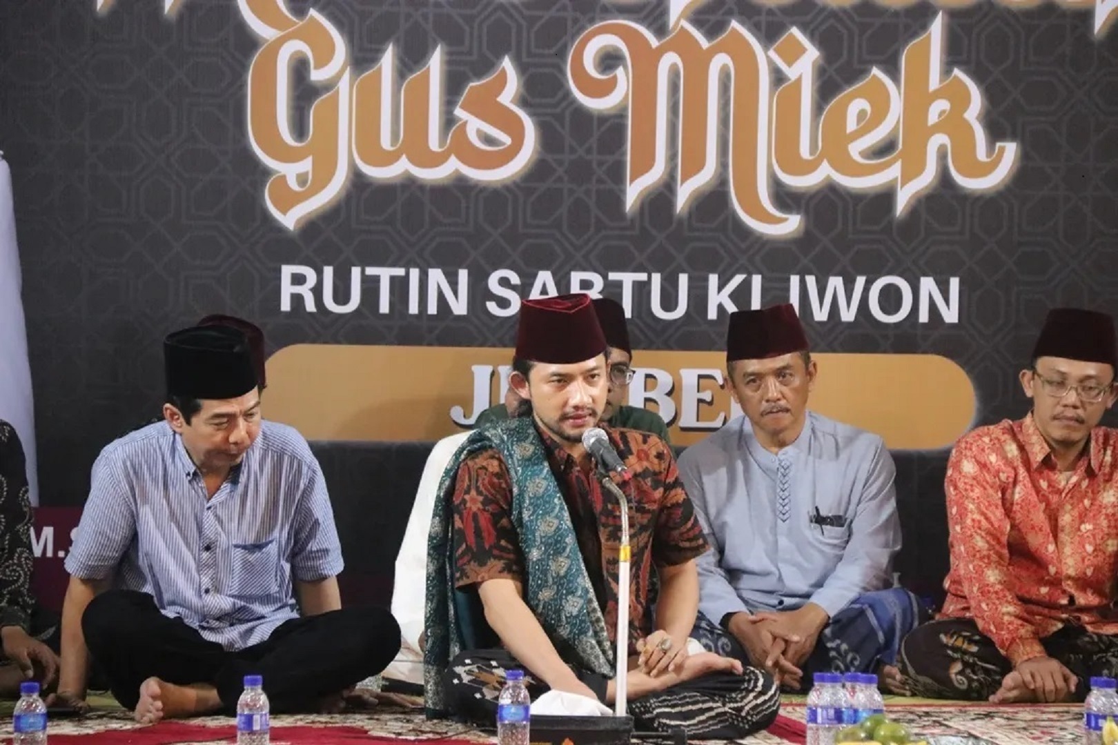 Gus Thuba Topo Broto Manages cucu Gus Miek (tengah) saat semaan Alquran dan dzikrul ghofilin di Pemkab Jember, Sabtu malam (3/5). (Foto Diskominfo)