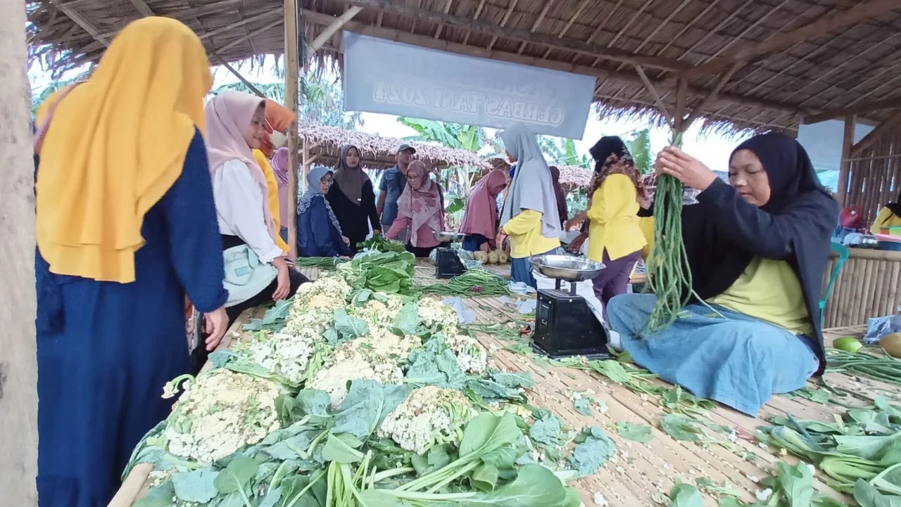 LANGSUNG BELI: Sejumlah petani Desa Kedungrejo, Kecamatan Rowokangkung saat menyediakan puluhan jenis sayuran saat Gerbas Tani. (ATIEQSON MAR IQBAL/RADAR SEMERU)