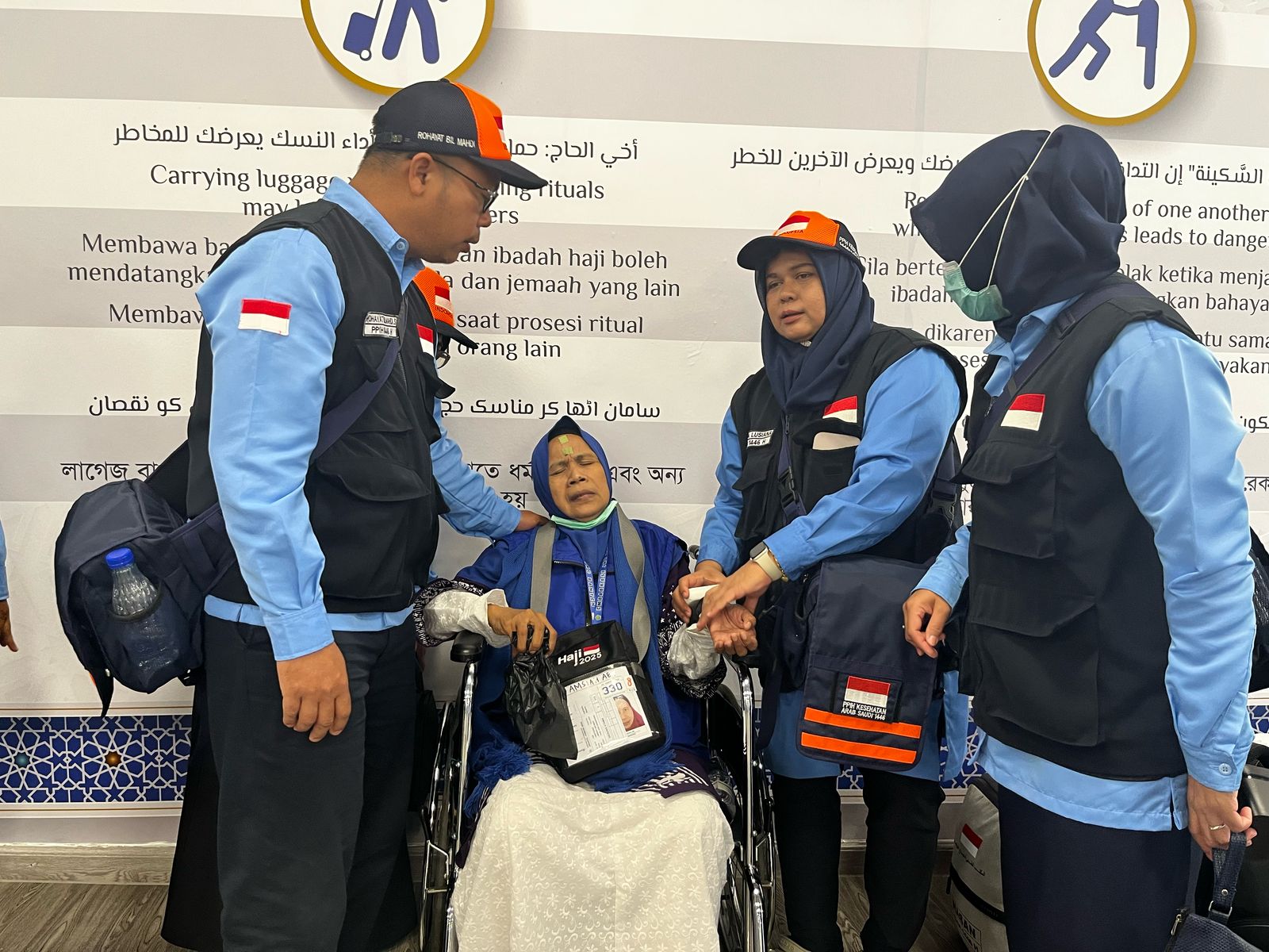GERCEP: Tim Kesehatan Haji Indonesia (TKHI)  saat menangani kesehatan jemaah haji asal Indonesia di Madinah. (Foto: Kemenag RI)
