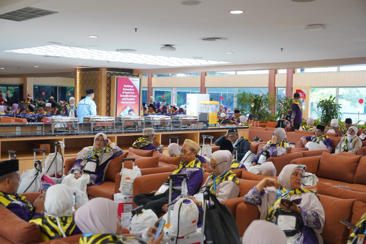 NYAMAN: Para calon jemaah haji saat menunggu di Terminal Khusus Haji dan Umrah di Bandara Soekarno Hatta Jakarta, Minggu (4/5/2025). (Foto: Kemenag RI)