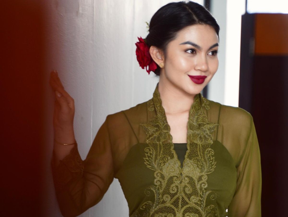 ariel tatum memakai kebaya hijau