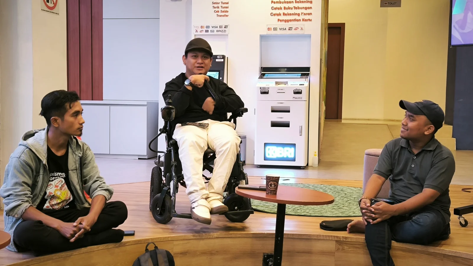 SERIUS: Ketua Jaringan Seni Disabilitas Jember (JSDJ) Wiviano Rizky Tantowi menjadi pembicara dalam diskusi publik yang digelar AJI Jember. (MEGA SILVIA/RJ)
