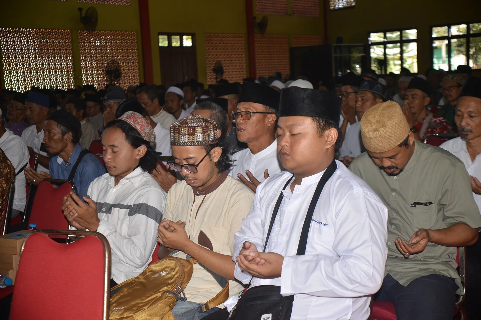 BERDOA: Para petugas haji Jember berdoa bersama usai pengarahan dari Kepala Kemenag Jember, Santoso pada 22 April lalu. (M ADHI SURYA/RJ)