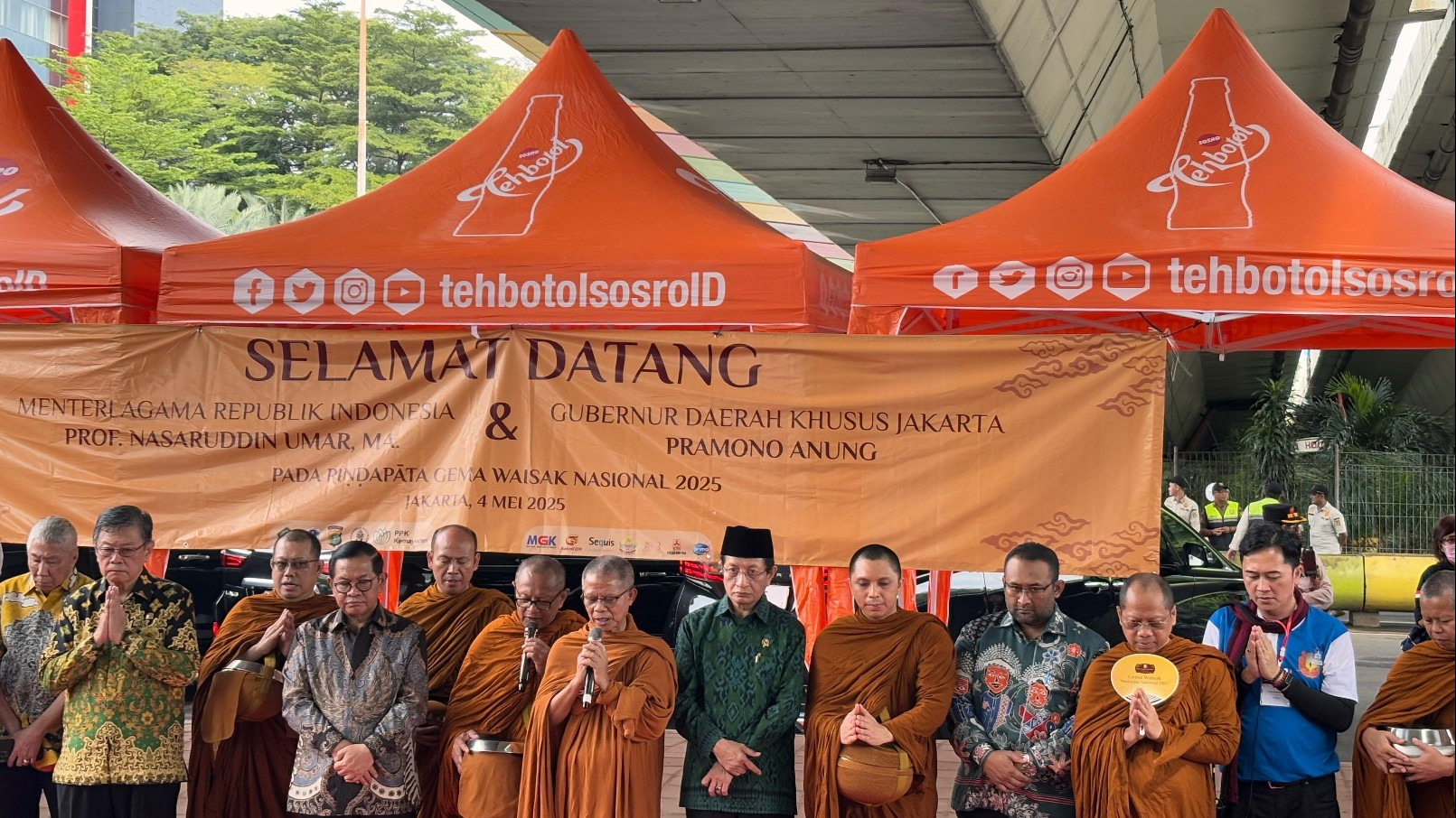 MENJELANG WAISAK: Menteri Agama RI Nasaruddin Umar (berkopyah) bersama Gubernur DKI Pramono Anung menghadiri Gema Waisak Pindapata Nasional di Jakarta, Minggu (4/5/2025). (Foto Kemenag RI)
