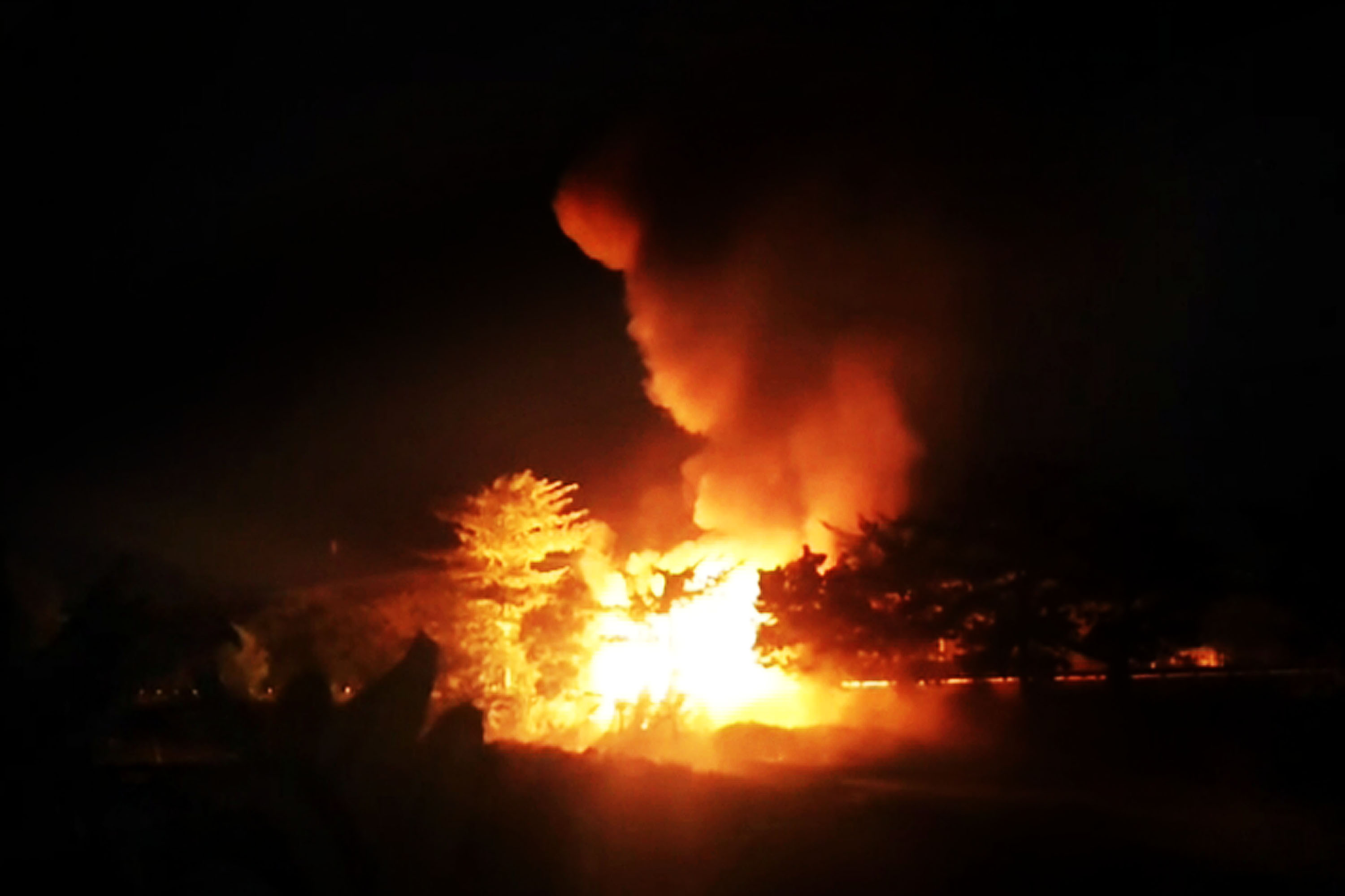 ADA API DAN LEDAKAN: Kobaran api disertai ledakan dari truk&nbsp;TNI AD di ruas tol Gempol-Pandaan , Senin malam (5/5/2025). (Mokhamad Zubaidillah/Radar Bromo)