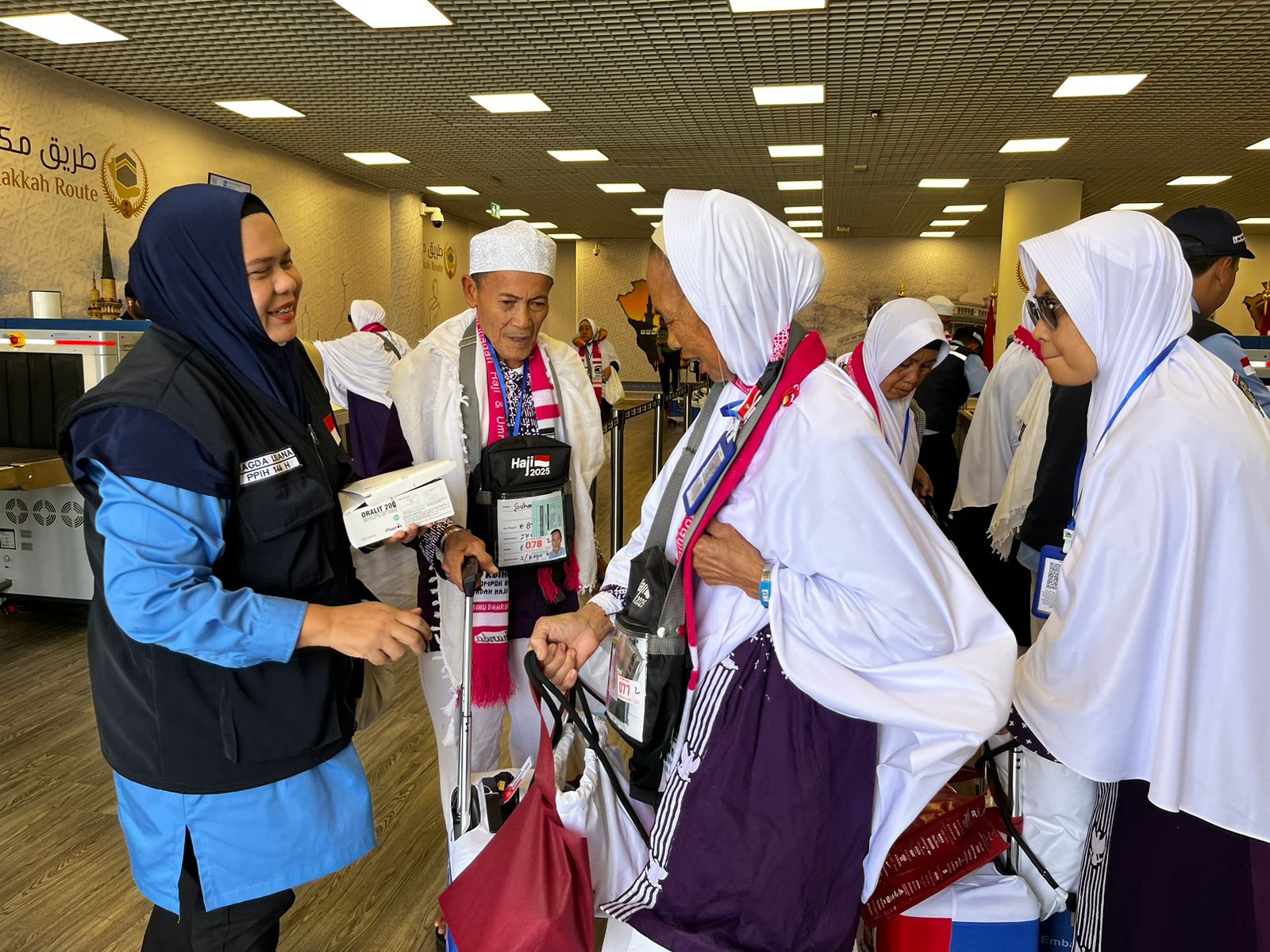 CEGAH SAKIT: Petugas kesehatan saat memberikan oralit kepada jemaah haji Indonesia saat tiba di Madinah, Minggu (4/5/2025). (Foto: Kemenag)