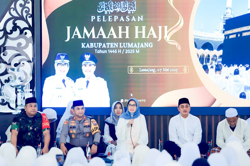 LEPAS JEMAAH: Bupati Lumajang Indah Amperawati (tengah) didampingi Wabup Yudha Adji Kusuma (kanan) dan forkopimda saat pelepasan jemaah haji, Rabu (7/5). (Foto: Diskominfo Lumajang)