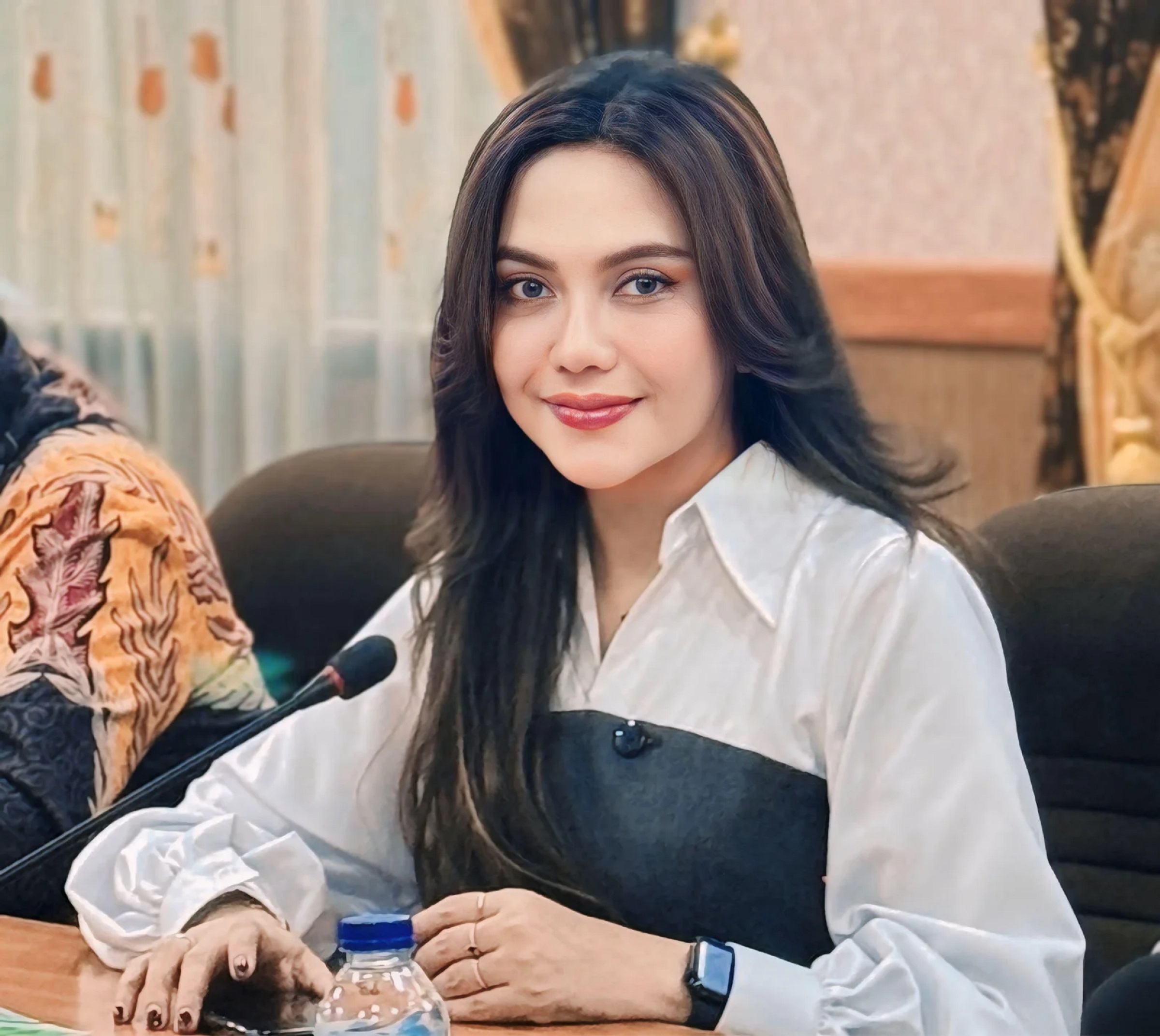 SIAP BANTU: Seketaris Komisi D DPRD Jember Indi Naidha mengusulkan penggalangan dana dari pengusaha untuk atlet Porprov yang berangkat mandiri. (Mega Silvia/RJ)