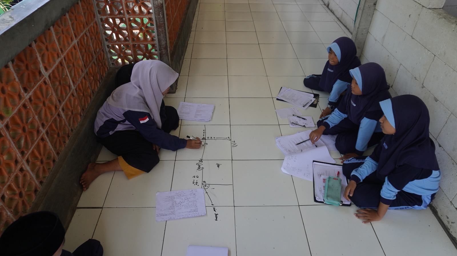 MENGAJAR: Salah seorang guru (kiri) saat mengajar siswa di sekolah Islam. (Foto Ilustrasi: Yulio FA/Radar Jember)