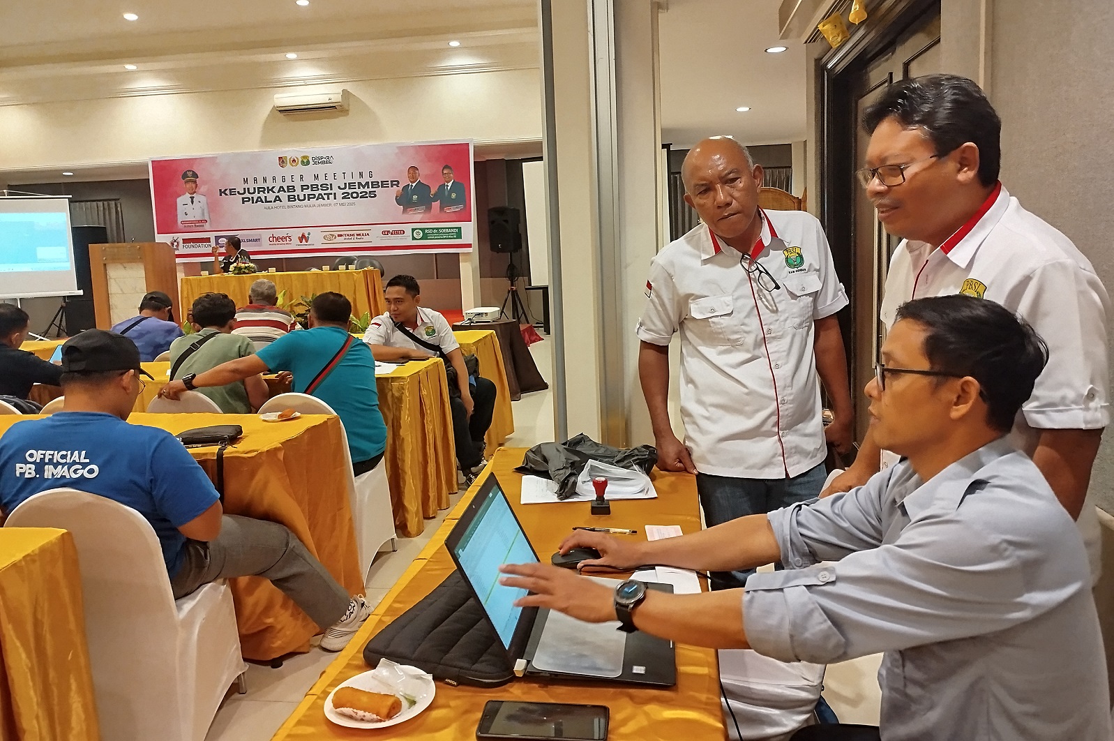 SONGSONG KEJURKAB: Suasana TM Kejurkab PBSI Jember, Rabu (7/5). (DWI SISWANTO/RADAR JEMBER)