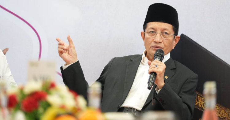 PASTIKAN CAIR: Menteri Agama Nasaruddin Umar memastikan insentif guru bukan PNS pada RA dan madrasah akan cair Juni 2025. (Foto: Kemenag RI)