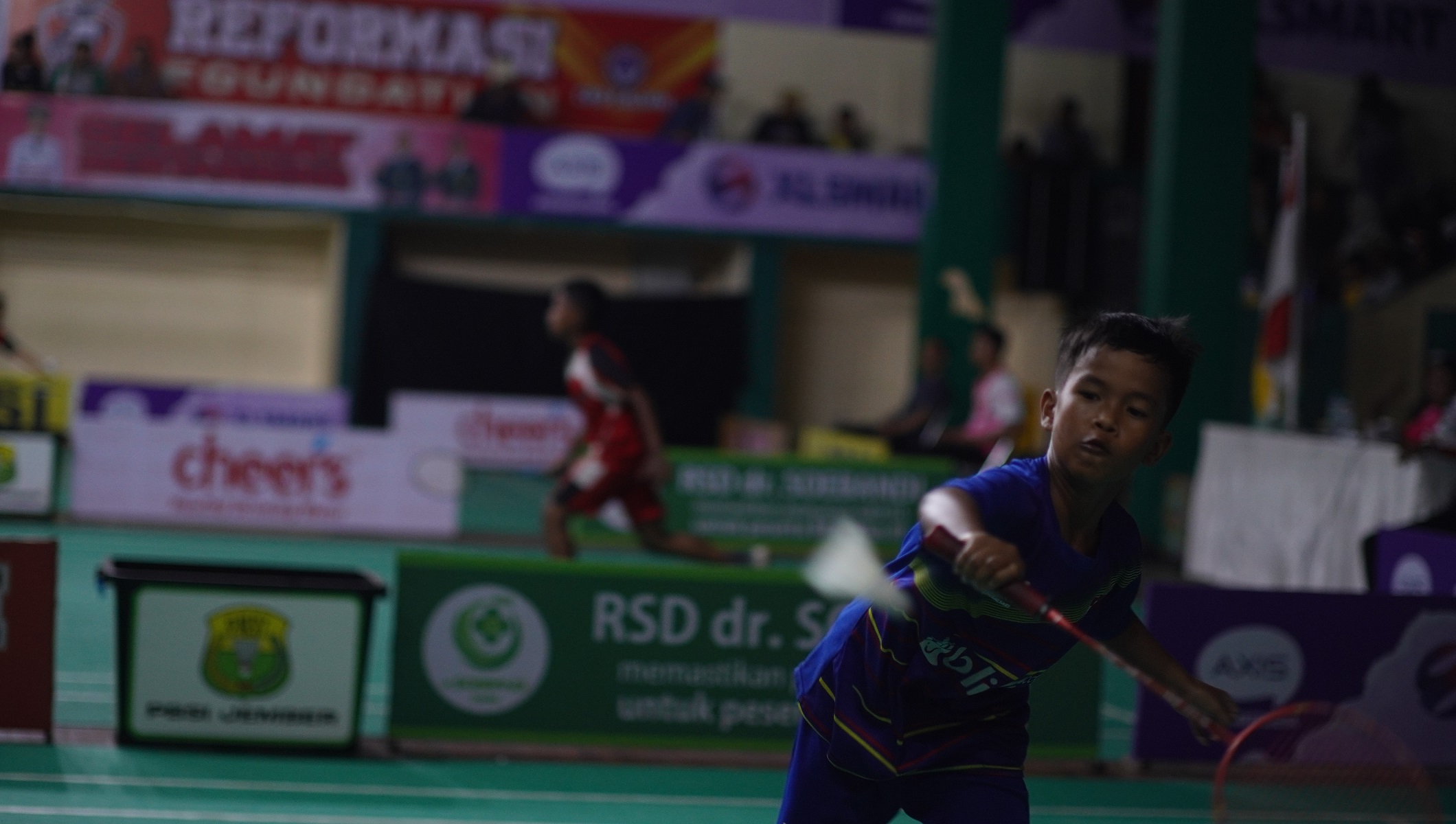 ADU SKILL: Atlet bulu tangkis bermain totalitas pada matchday pertama Kejurkab Bulutangkis Jember, kemarin (8/5) di GOR Argopuro. (Foto: YULIO FA/RADAR JEMBER)