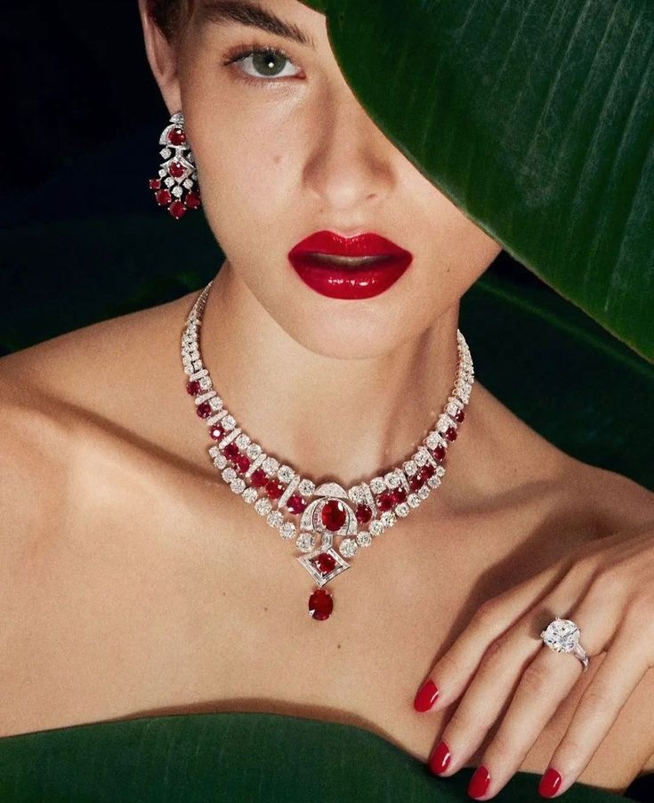 Banyak jenis batu berwarna merah dan pink dan ini sangat elegan untuk dipakai sebagai asesoris perhiasan tubuh. (Foto: Beauty and fashion-pinterest)