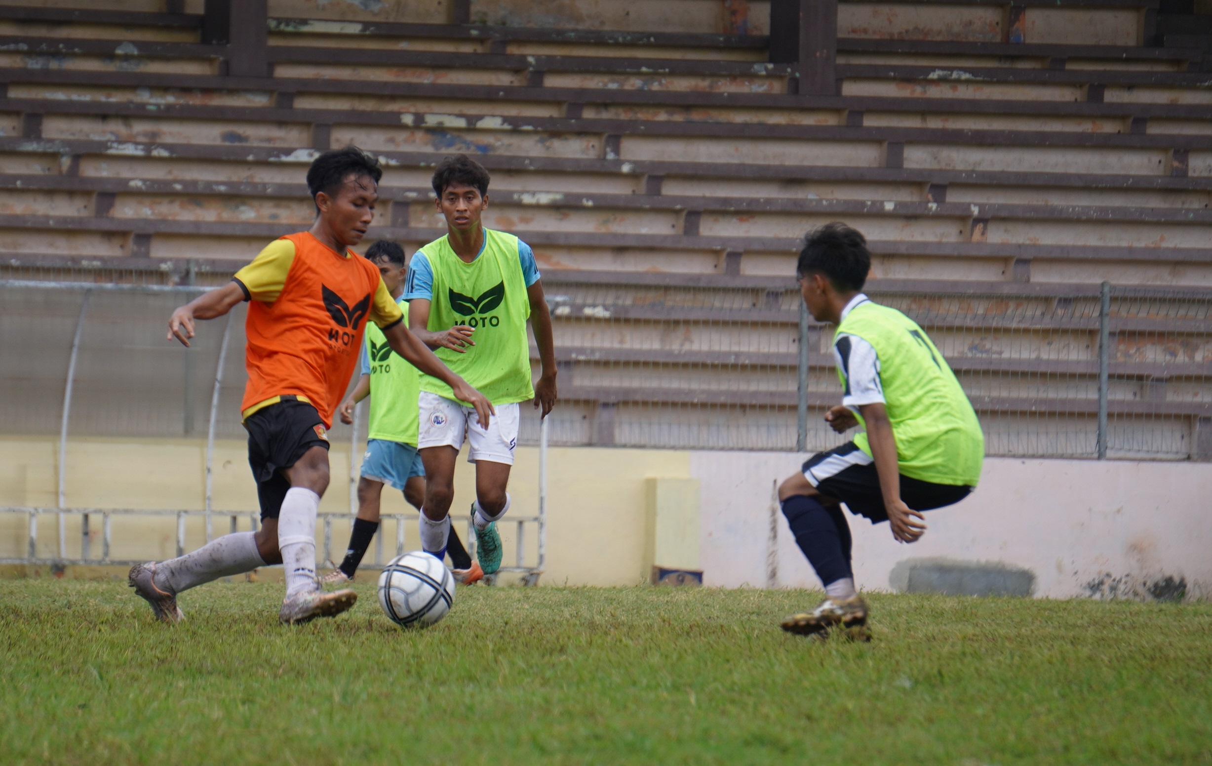OLAH BOLA: Pemain sepak bola Jember saat mengikuti seleksi tim sepak bola Porprov Jember.&nbsp;(YULIO FA/RADAR JEMBER)
