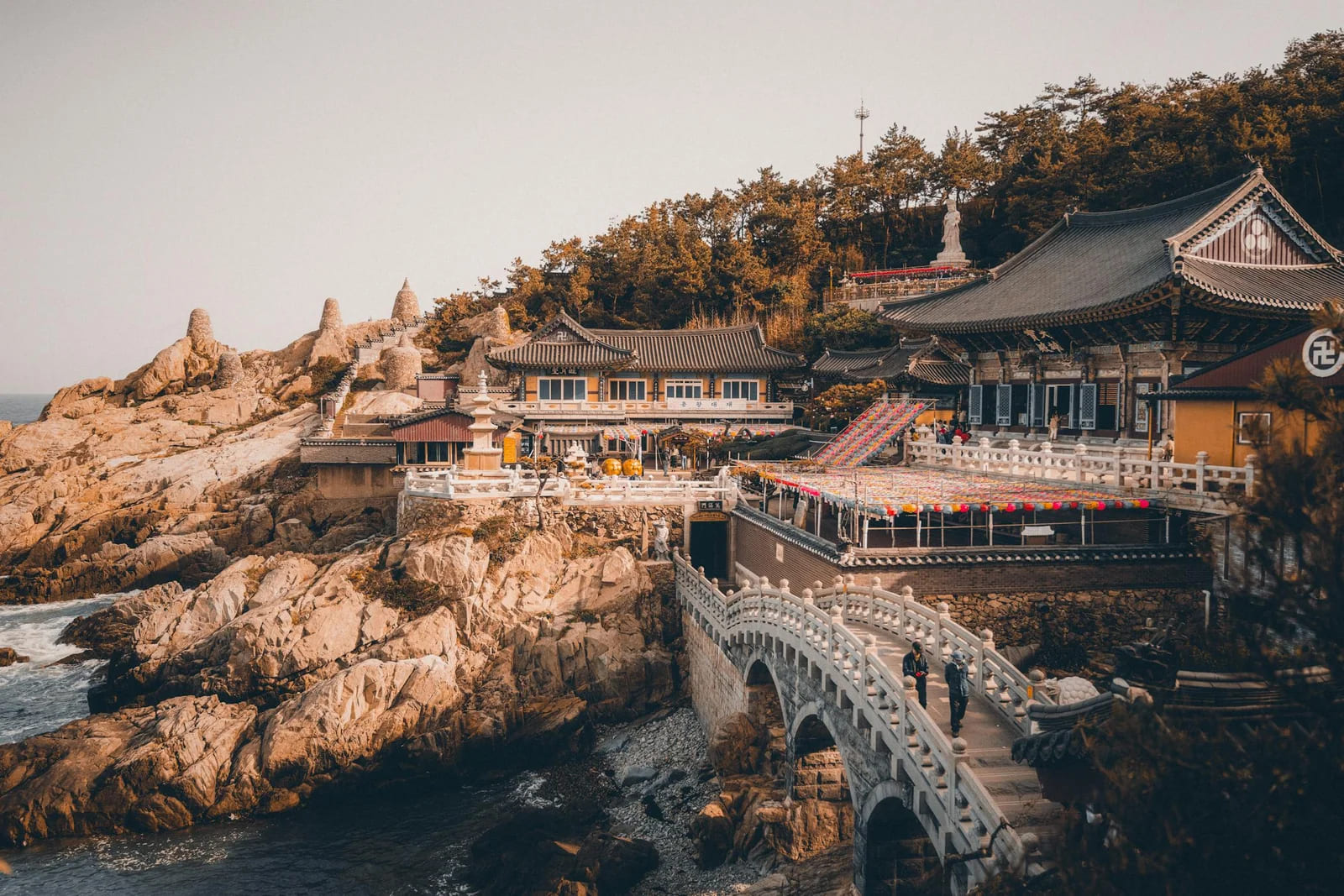 BANYAK DIKUNJUNGI: Kuil Haedong Yonggung, sebuah Vihara Buddha di Gijang-gun, Busan, Korea Selatan.  (FOTO: Pexels.com)