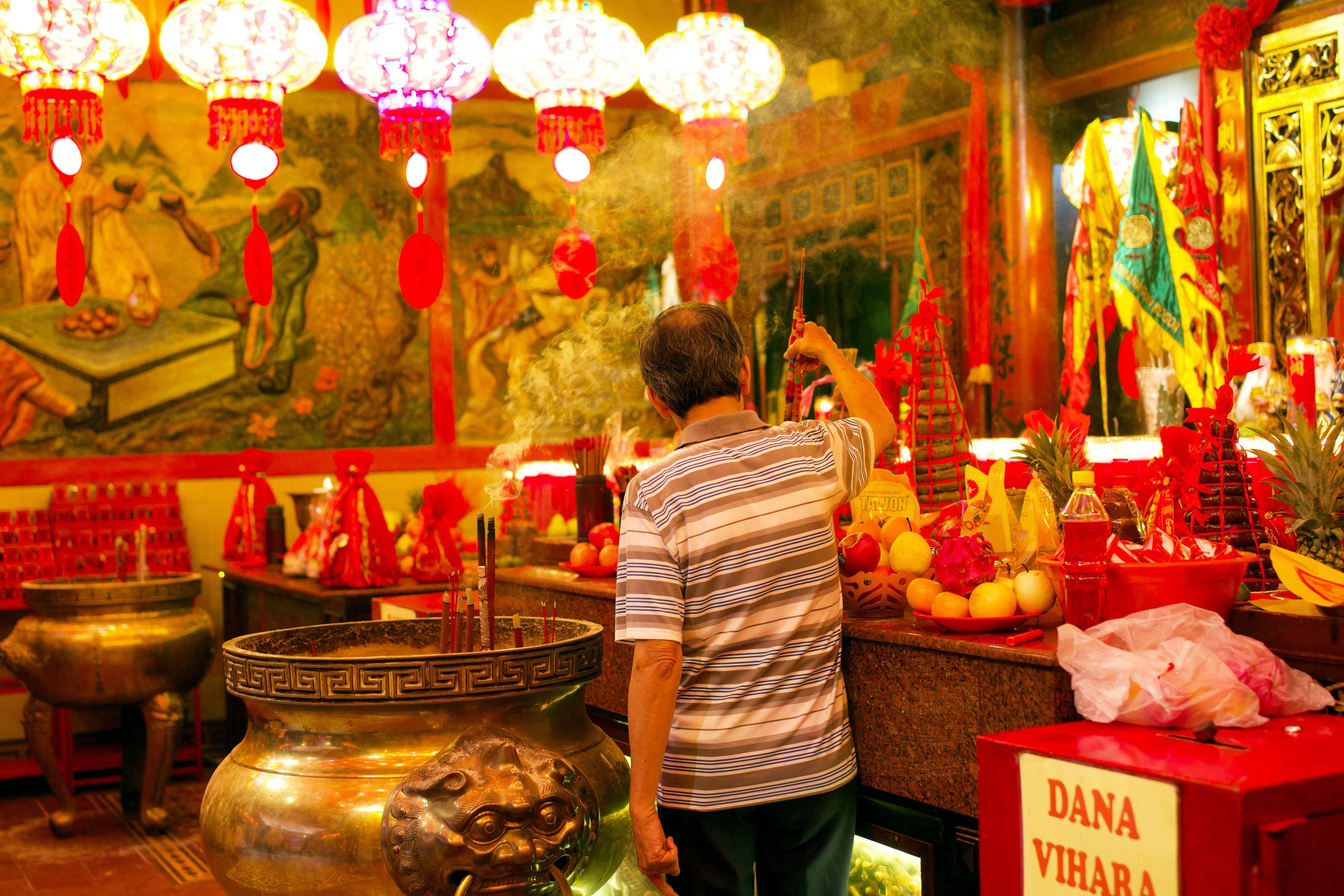 BERIBADAH: Salah satu warga saat beribadah di dalam Vihara. (Foto Heru Dharma on Pexels)