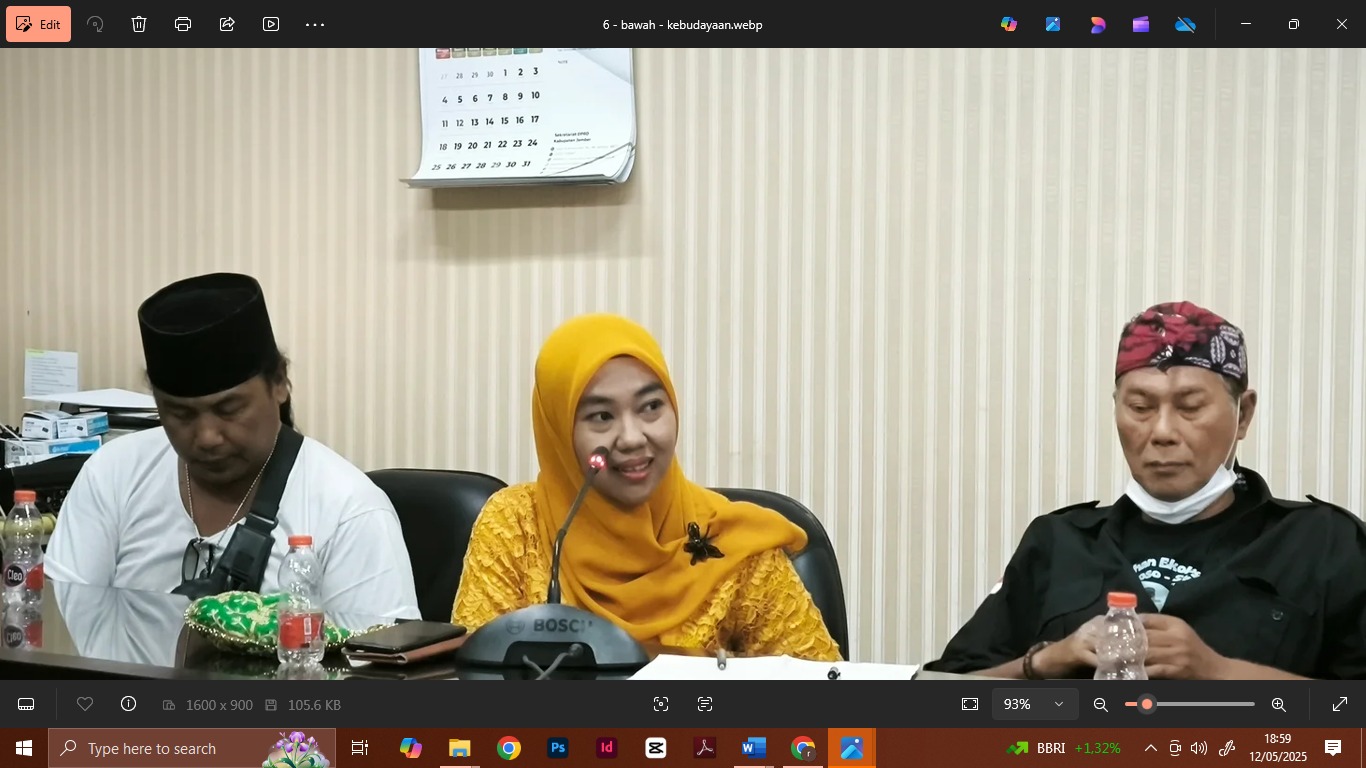 BERPENDAPAT: Dosen Prodi Pendidikan Bahasa dan Sastra Indonesia FKIP Unej Fitri Nura Murti (kiri) menyampaikan kritik pada rapat dengar pendapat bersama Komisi B DPRD Jember. (megasilvia)