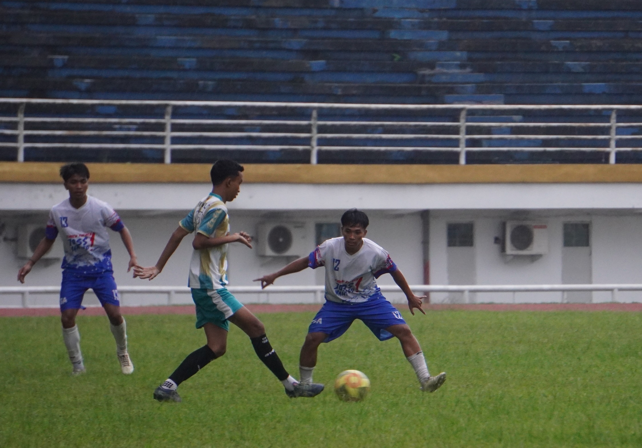 UJI COBA: Pemain Tim Porprov Jember (kanan) menghadang serangan lawan saat melakukan laga uji coba terakhir melawan SSB BPJ dan Porsep U17 di Stadion JSG, Senin (12/5). (YULIO FA/RJ)