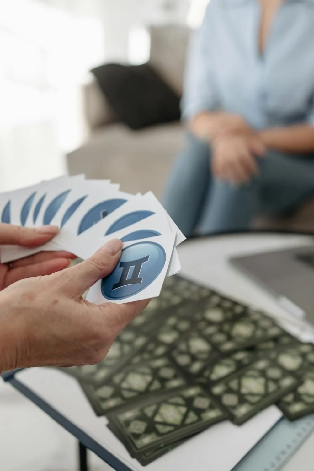 RAMALAN: Kartu yang digunakan untuk meramal zodiak. (Foto: Pexels)