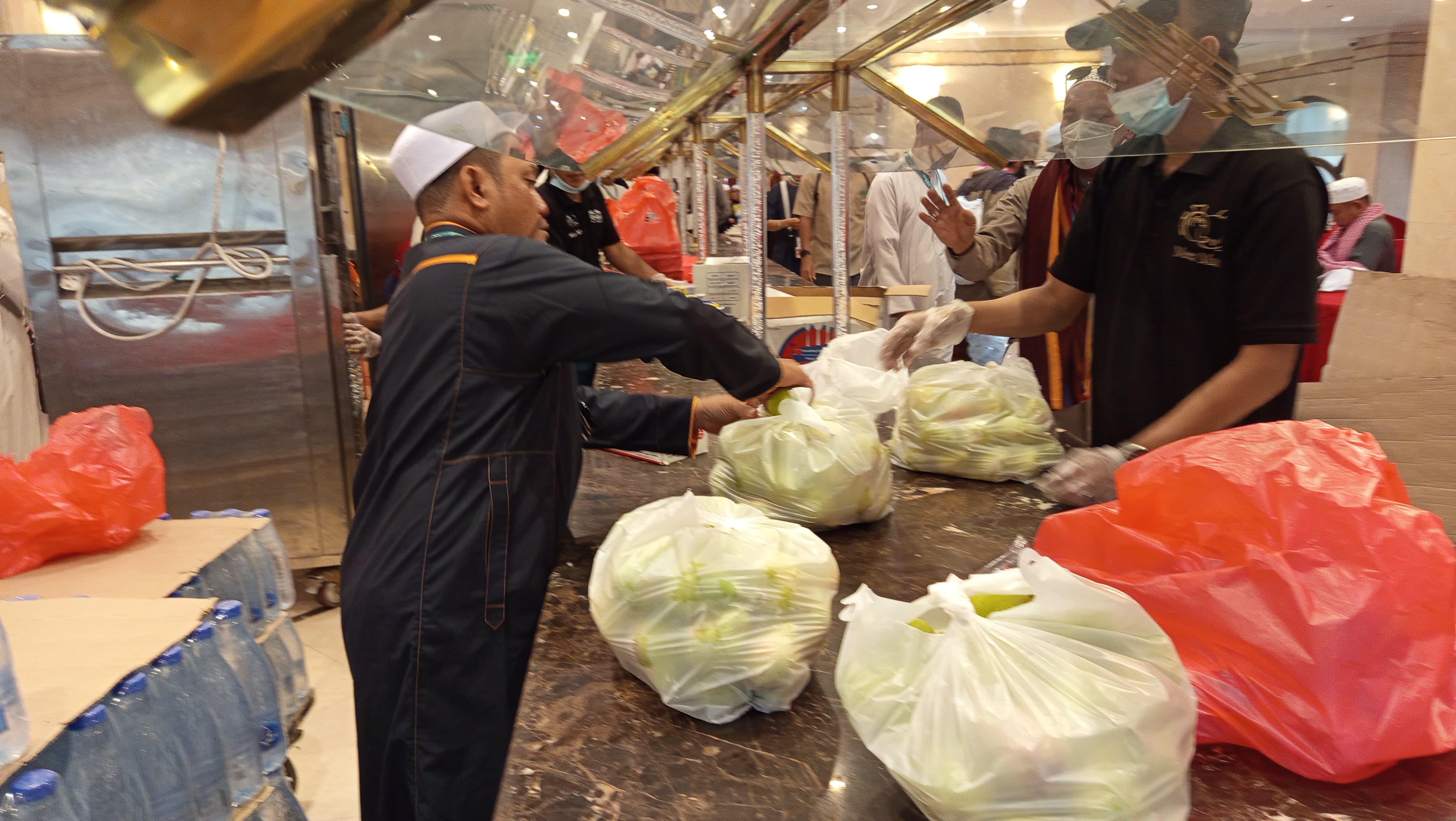 MAKAN SIANG: Sejumlah jamaah kloter 32 asal Jember menunggu persiapan makan siang, setelah melakukan kegiatan tour di berbagai tempat, kemarin (14/5). (MAHFIT)