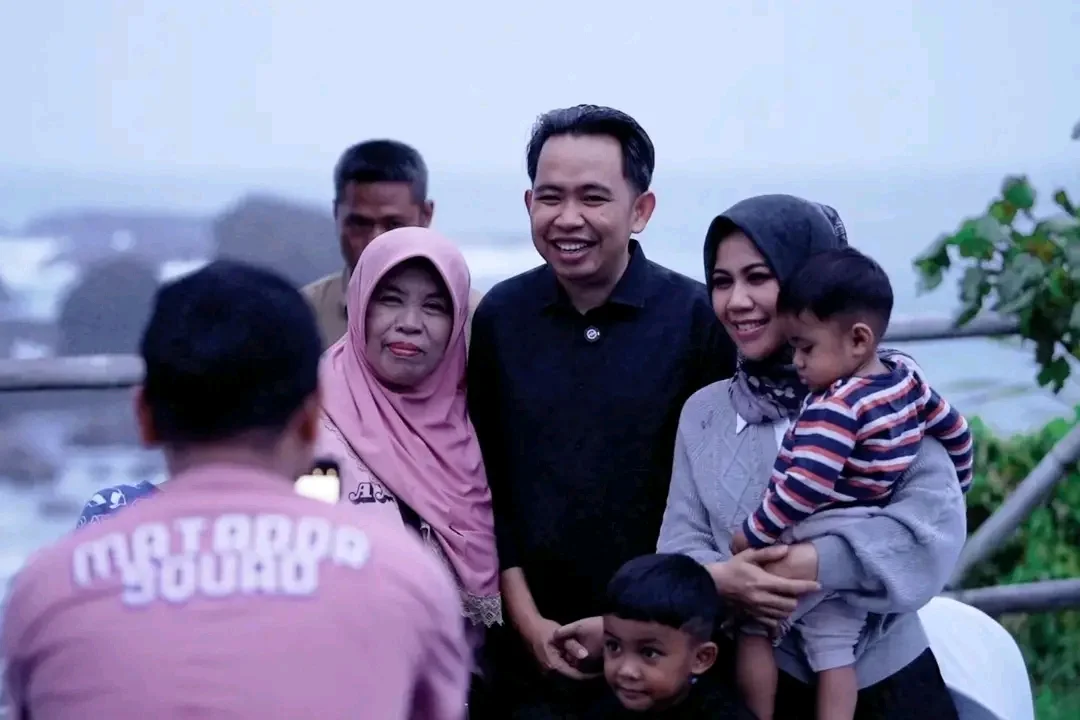 SUKA CITA: Bupati Jember Muhammad Fawait bersama Ning Ghyta, saat swafoto bersama masyarakat di Pantai Papuma. (DISKOMINFO JEMBER )