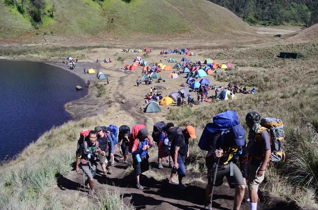 MENANTANG: Suasana pendakian Gunung Semeru Lumajang di Ranu Kumbolo, sebelum pendakian gunung ini ditutup. (Foto: Pemkab Lumajang)