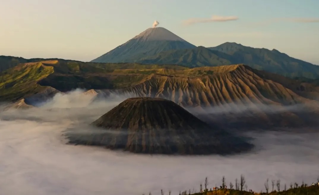 Pemandangan indah Gunung Bromo dengan latar belakang Gunung Semeru. (IG @kemenhut) 
