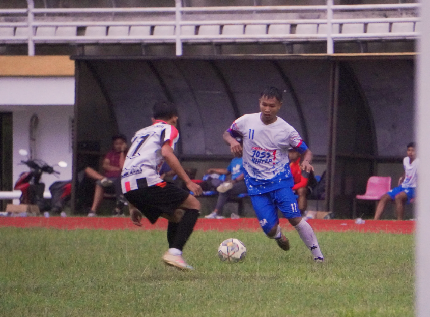PERSIAPAN: Tim Sepakbola Porprov Jember (kanan) menjalani laga uji coba terakhir melawan klub lokal di Stadion JSG, Senin (12/5). (YULIO FA/RADAR JEMBER)