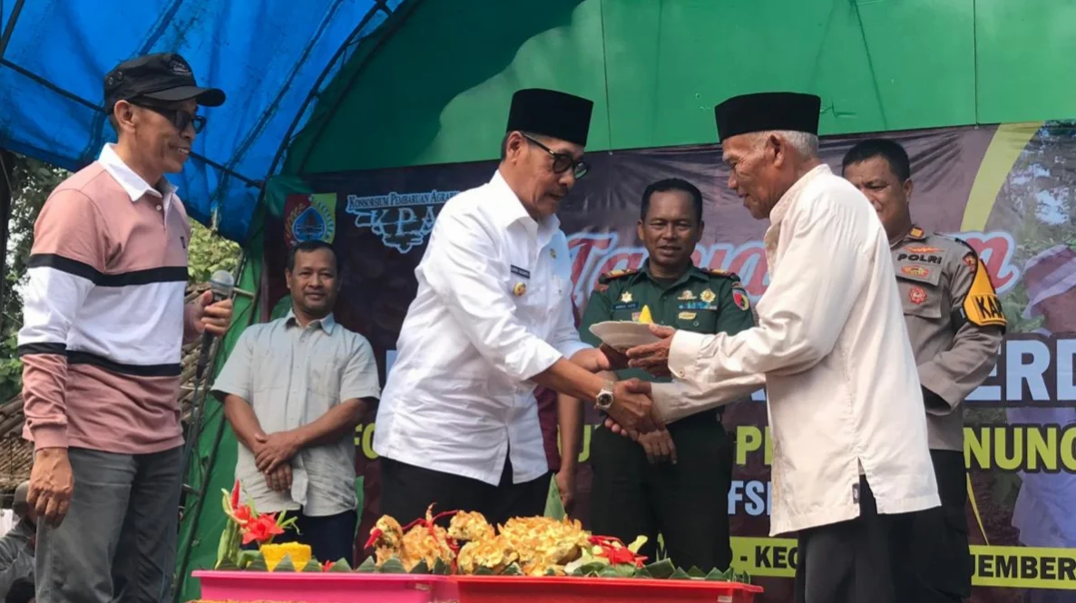 TEMUI PETANI: Wabup Djoko saat mengunjungi petani kopi di saat tasyakuran dan petik perdana kopi tahun ini, di Desa Sidomulyo, Kecamatan Silo, Rabu (14/5). (MAULANA/RADAR JEMBER)