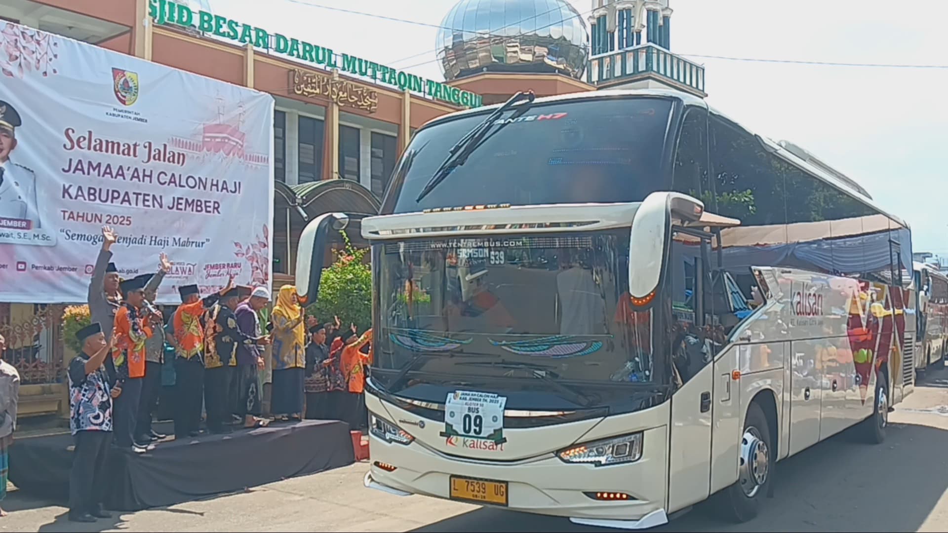 TERTIB : CJH Kloter 50 diberangkatkan dari Alun-Alun Kecamatan Tanggul, Kamis (15/5). (M ADHI SURYA/RADAR JEMBER)