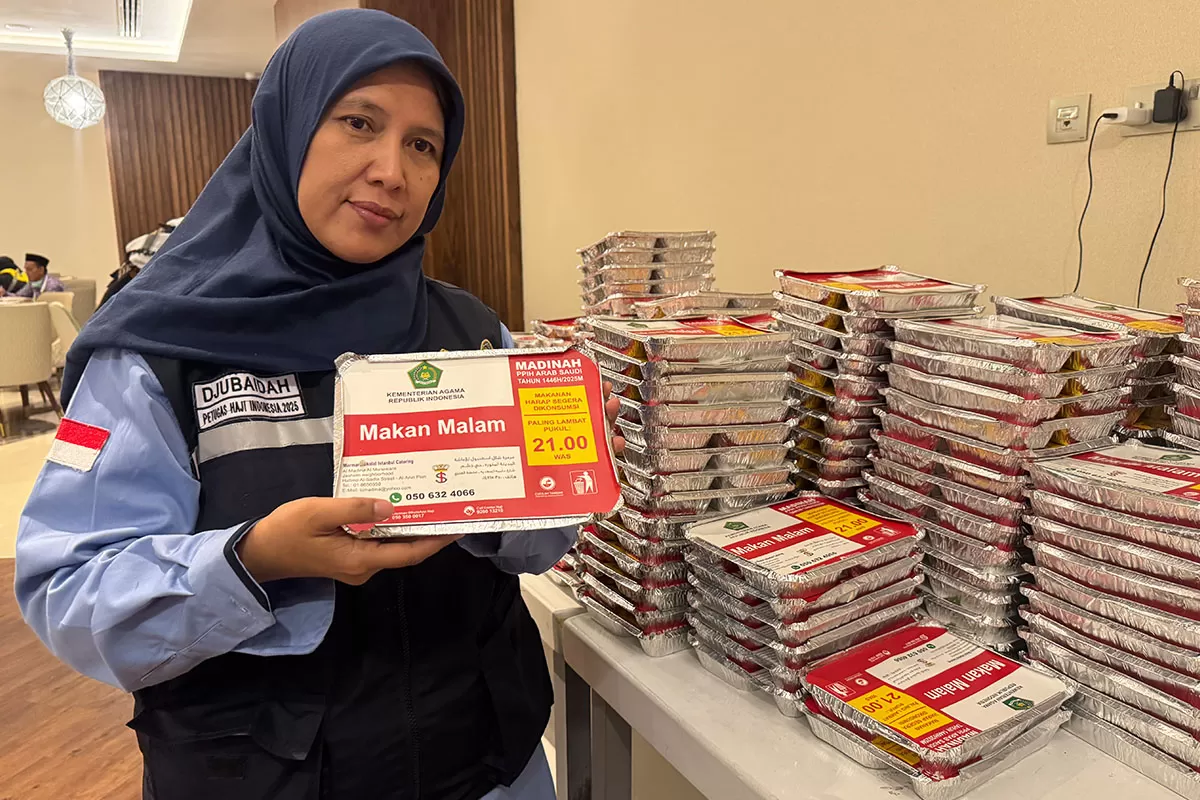 Koordinator Layanan Konsumsi untuk Sektor 1 Madinah, Djubaidah, menunjukkan boks makan malam untuk calon jemaah haji Indonesia. (Dhimas Ginanjar/JawaPos.com)