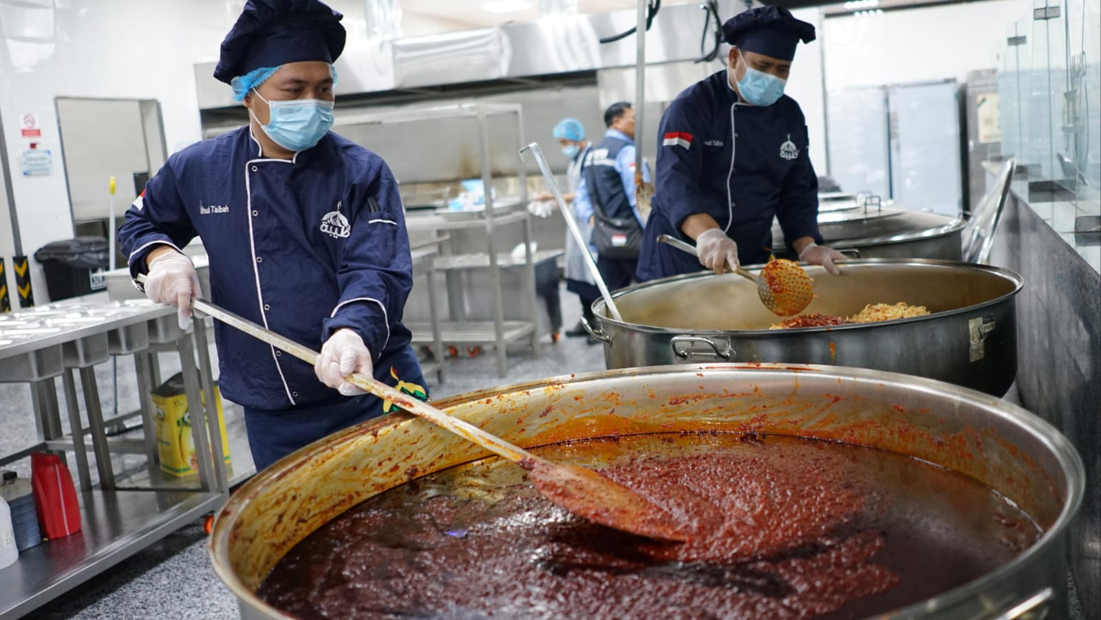 DISAJIKAN HANGAT: Petugas saat memasak makanan untuk jemaah haji Indonesia. (Kemenag)