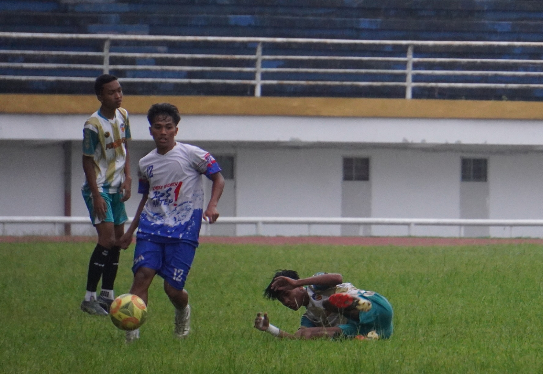 UJI COBA: Pemain Porprov Jember (dua dari kiri) saat uji coba di Stadion Jember Sport Garden, Senin (12/5/2025). (Yulio FA/Radar Jember)
