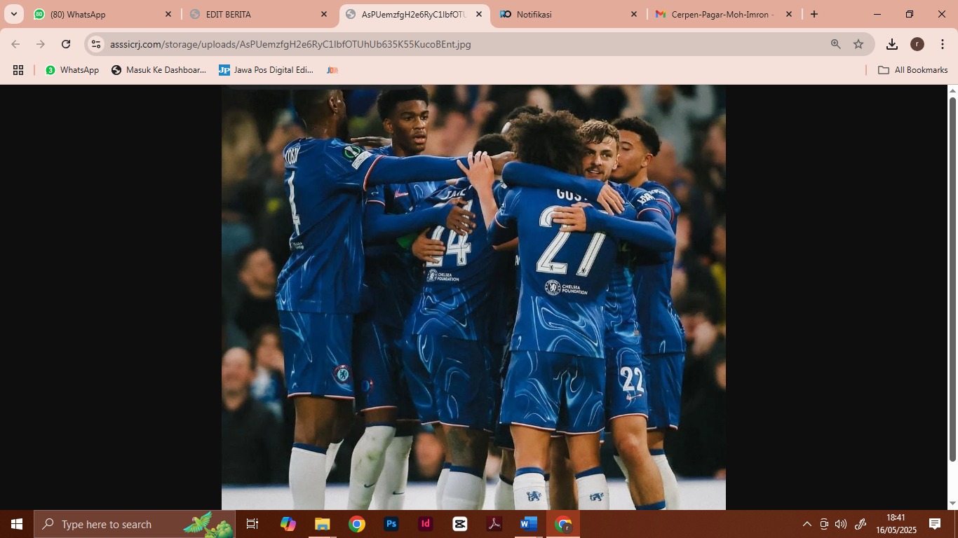 Pemain Chelsea merayakan gol