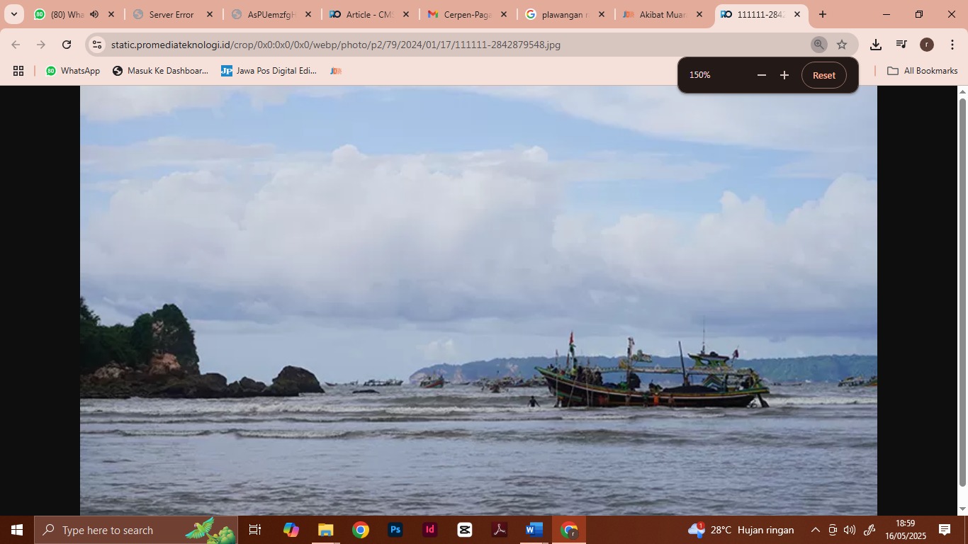 Perahu nelayan hendak masuk Plawangan Puger (JUMAI/RADAR JEMBER)