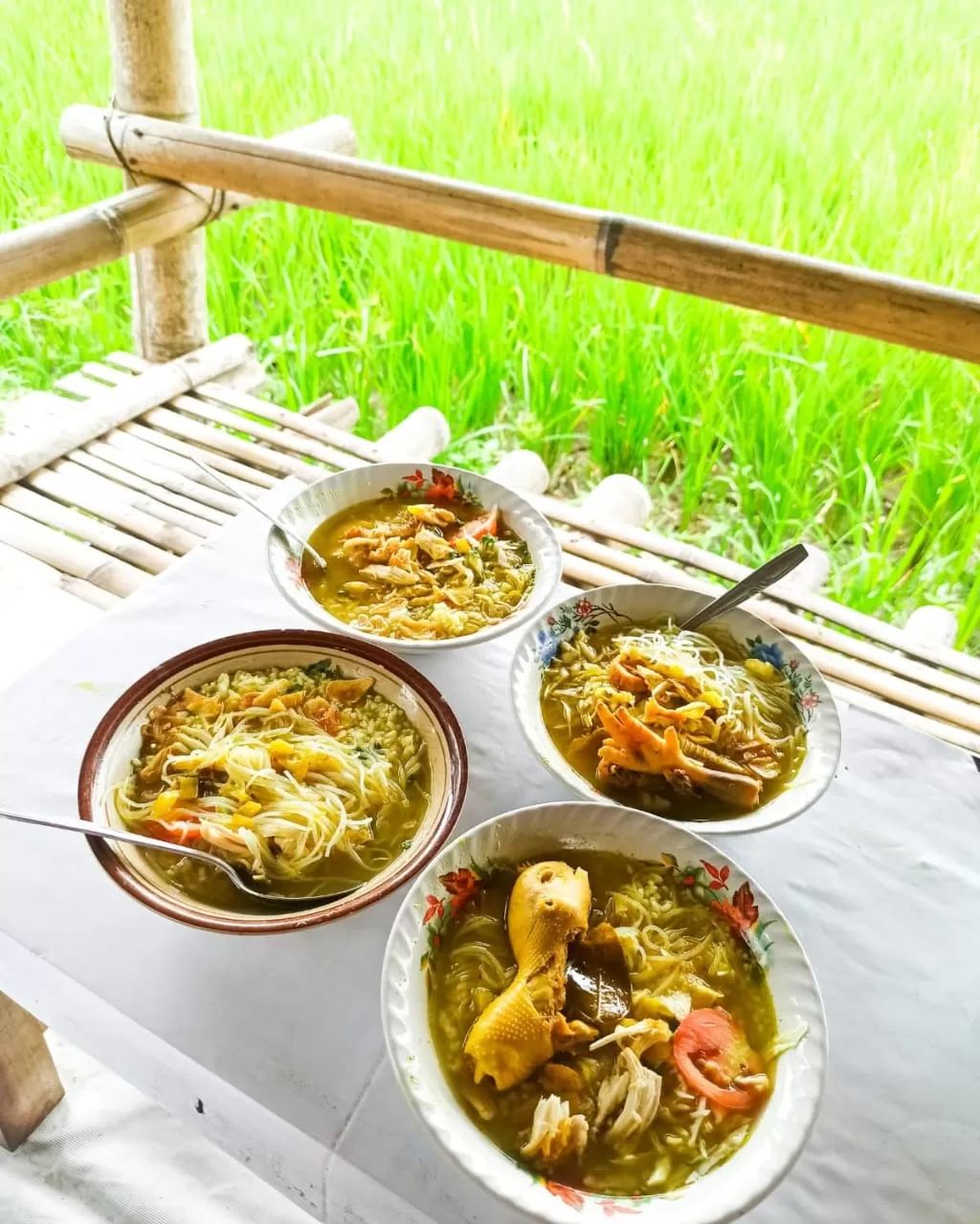 Soto ayam legend yang dijual murah hanya Rp 5 ribu per porsi di sekitar kampus Jember. (Dok. Radar Jember)
