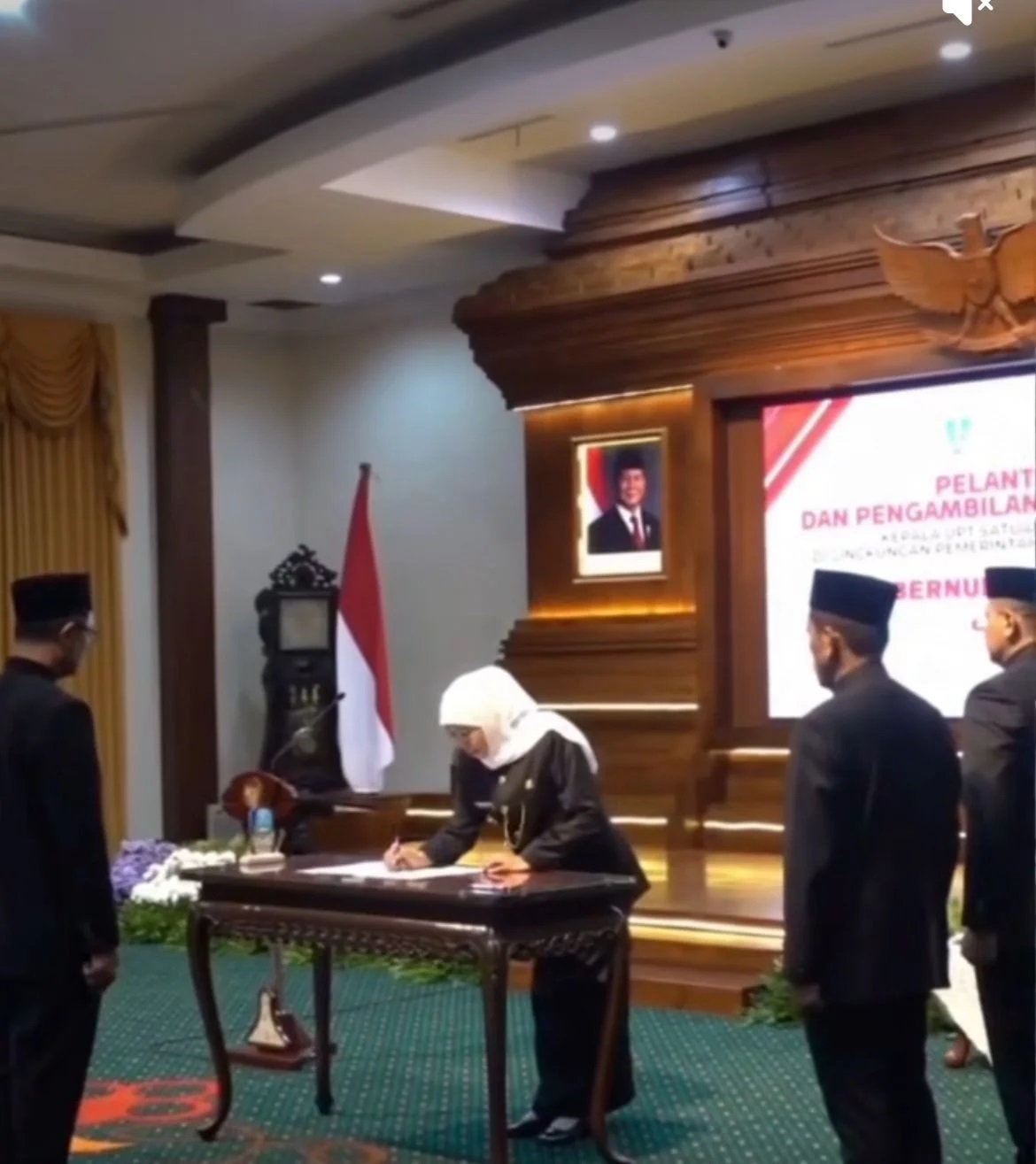 TERTIB:&nbsp;Gubenur Jatim Khofifah Indar Parawansa saat mengesahkan rotasi dan promosi 14 Kepala SMAN dan SMKN se Jember, beberapa waktu lalu.&nbsp;(CABDIN WILAYAH JEMBER)