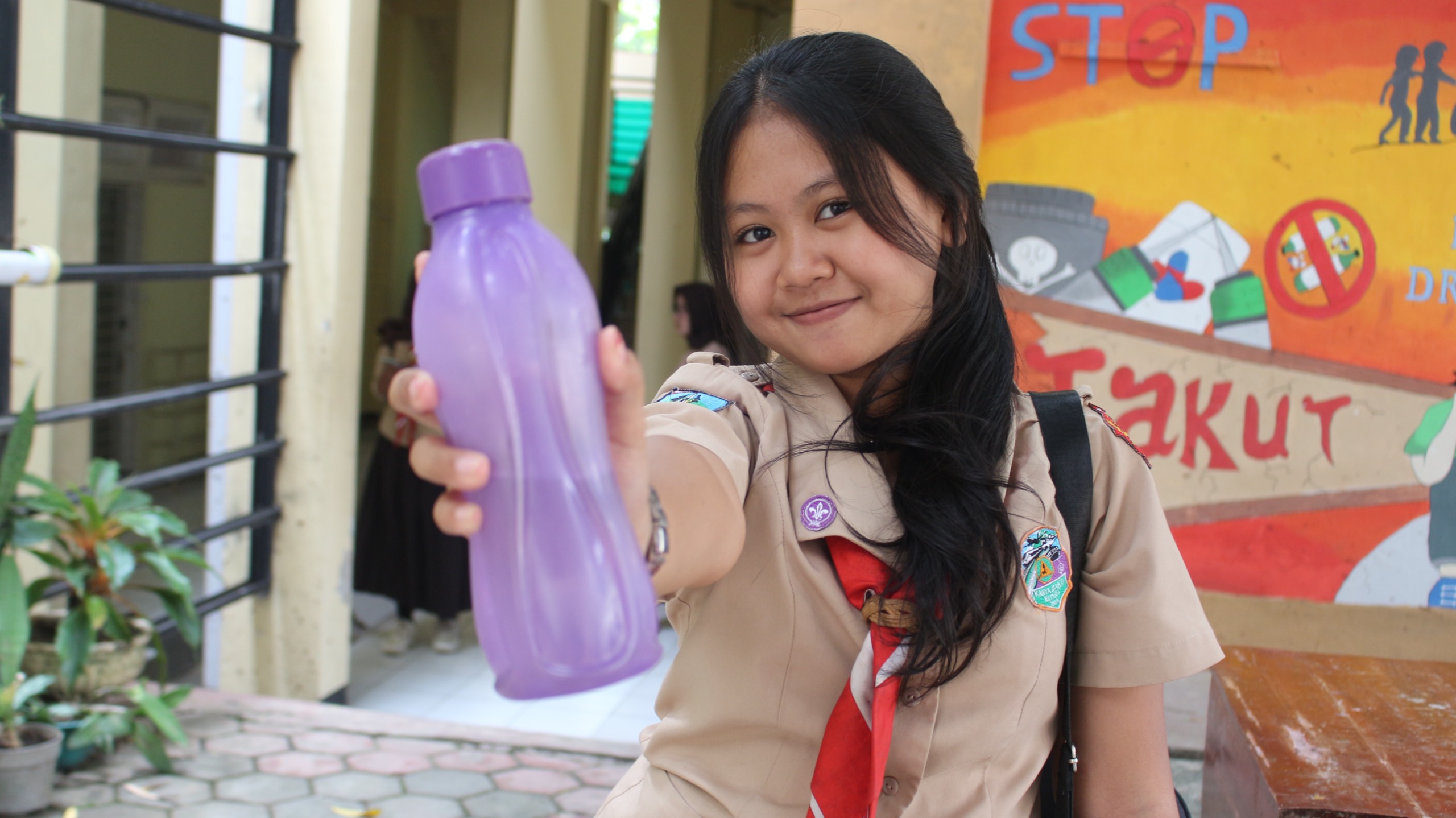 DIBIASAKAN: Siswa SMKN 2 Bondowoso menunjukan botol minum yang mereka bawa secara pribadi dari rumahnya. (ILHAM WAHYUDI/RADAR IJEN)