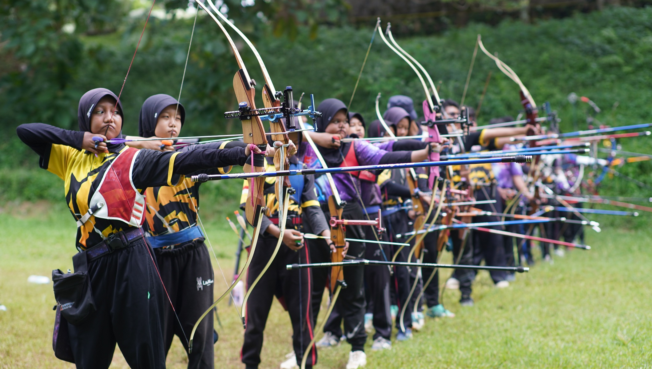 Sejumlah atlet panahan melangsungkan latihan memanah untuk Porprov Jatim. Pemkab Jember melindungi keselamatan atlet dengan mendaftarkannya ke BPJS Ketenagakerjaan.