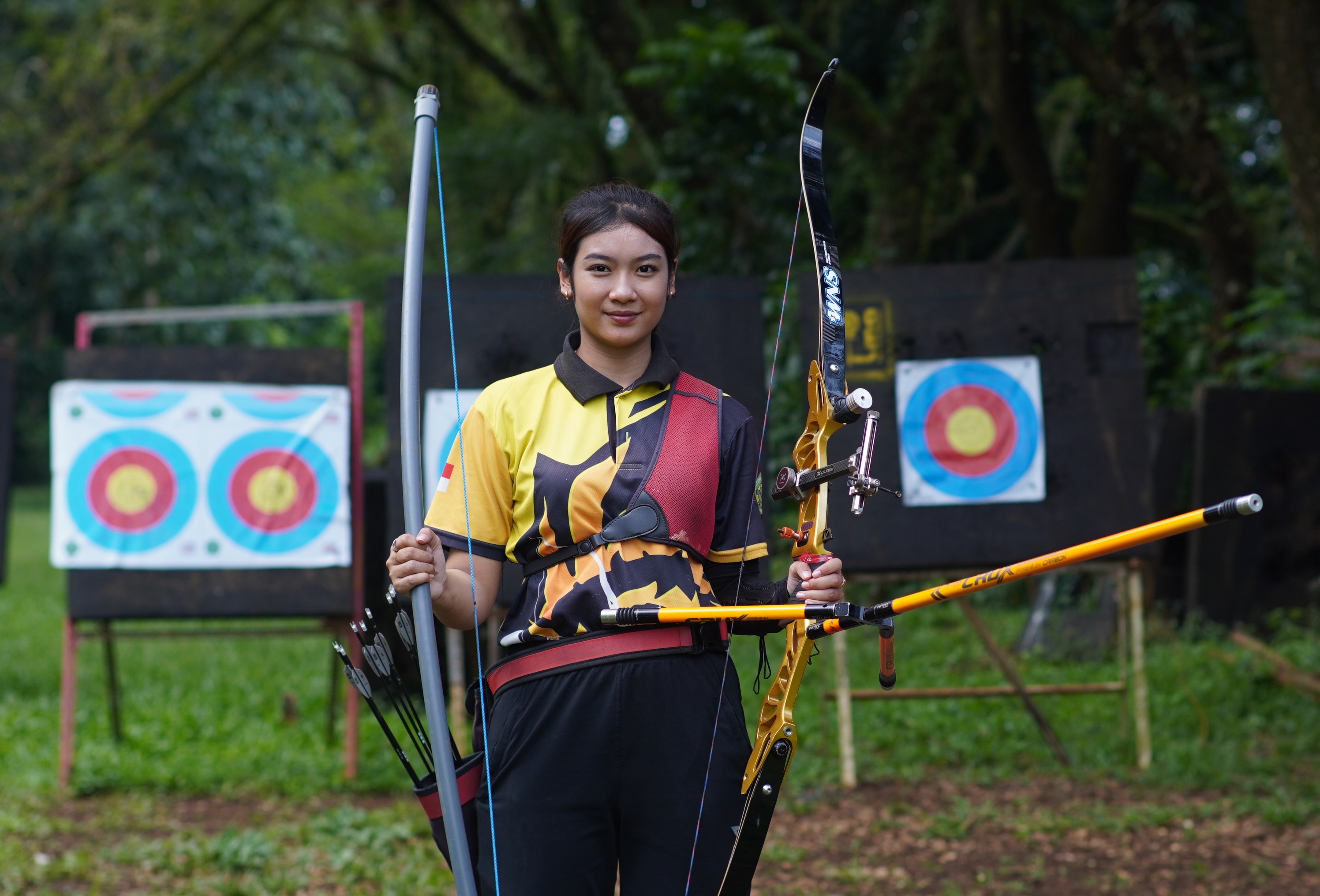 DITUNJUKKAN: Naela, atlet panahan Jember menunjukkan alat panah yang berasal dari pipa PVC atau paralon di tangan kanannya. (FOTO: YULIO FA/RADAR JEMBER)