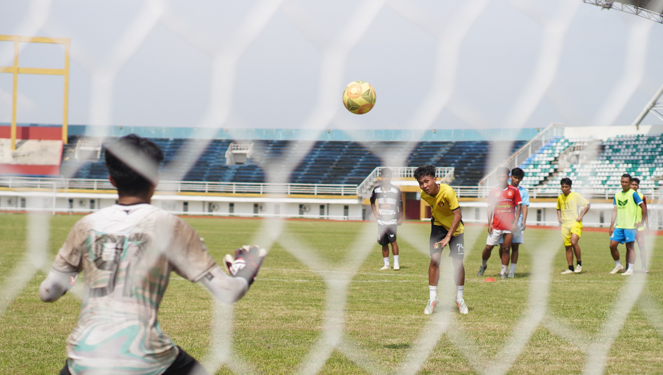OPTIMIS: Tim sepak bola Porprov Jember lakukan latihan finishing menjelang pertandingan perdana melawan Situbondo yang akan digelar siang nanti (20/5). (YULIO FA/RADAR JEMBER)