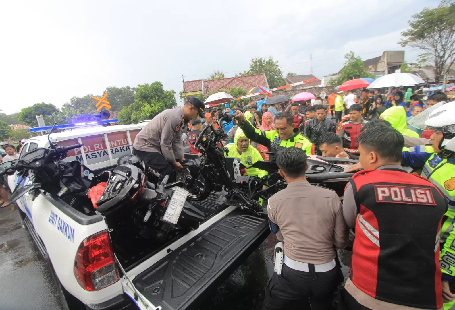 Polisi mengevakuasi sepeda motor yang ringsek dalam kecelakaan maut melibatkan KA Malioboro Ekspres di perlintasan Stasiun Magetan, Senin 19 Mei 2025. (AJI PUTRA/RADAR MADIUN)