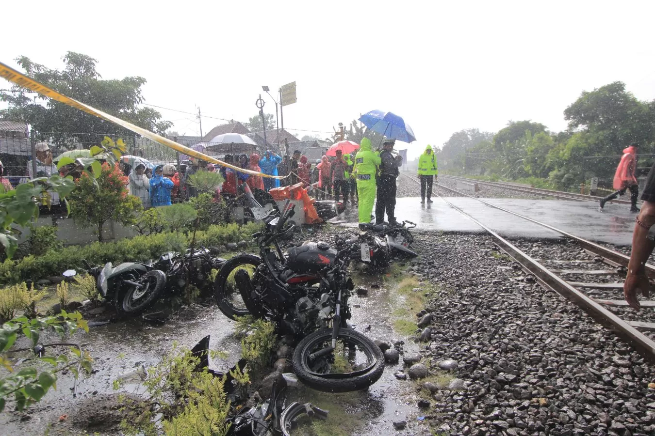 BERI KETERANGAN: Kapolres Magetan AKBP Erik Bangun Perkasa memberi keterangan terkait kecelakaan KA Malioboro Ekspres di Stasiun Magetan, Senin (19/5/2025). (APRILITA SARI/RADAR MADIUN)