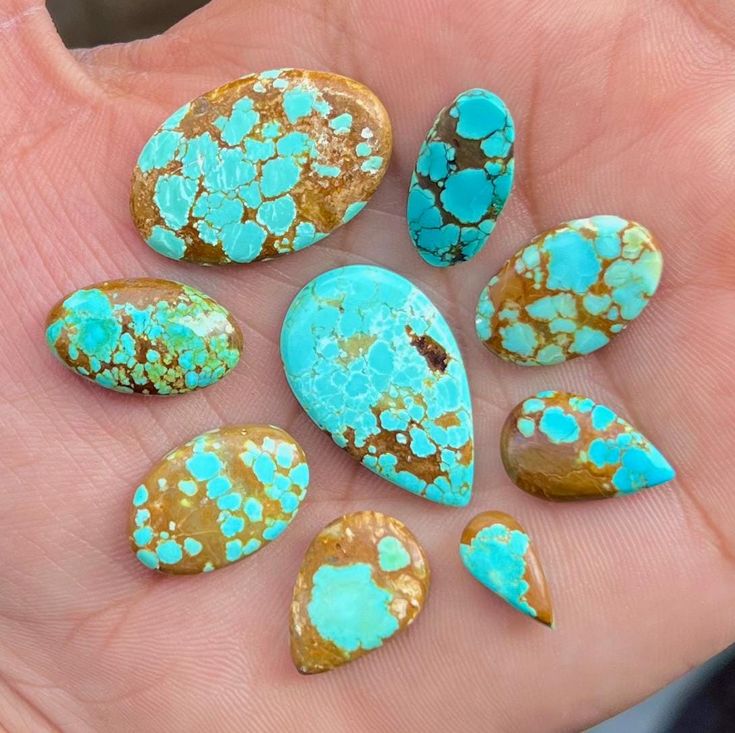 Batu akik dan permata jenis pirus Number Eight Turquoise ini cukup menawan. (EtsyCA-Pinterest)